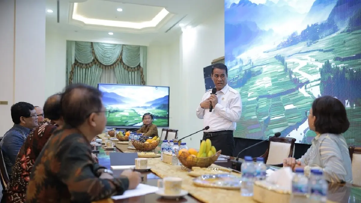 DIALOG PANGAN:  Menteri Pertanian Andi Amran Sulaiman (berdiri) berdiskusi dengan civitas akademika Universitas Gadjah Mada (UGM) di kediamannya, Jakarta, Senin (29/6/2026). (ISTIMEWA)