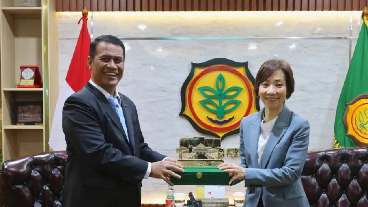 HUBUNGAN BILATERAL: Menteri Pertanian Andi Amran Sulaiman bertukar cenderamata dengan Menteri Keberlanjutan dan Lingkungan Singapura Grace Fu di Kantor Pusat Kementerian Pertanian, Jakarta, Senin (29/6/2026).(ISTIMEWA)