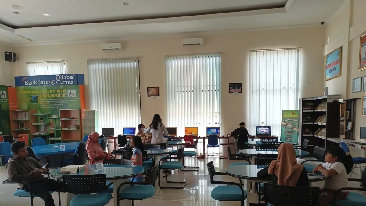 Masyarakat antusias memanfaatkan layanan yang tersedia di perpustakaan daerah pada Dinas Kearsipan dan Perpustakaan (Disarpus) Kebumen. (M Hafied/Radar Jogja)