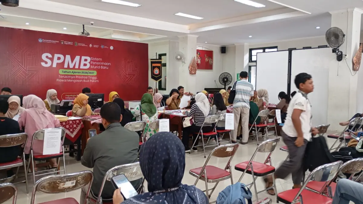 MEMBLUDAK : Suasana di Aula SMPN 5 Jogja pada Senin (29/6/2026). Antusiasme pendaftar di sekolah berjuluk Pawitikra itu cukup membludak. (FOTO: IWAN NURWANTO/Radar Jogja)