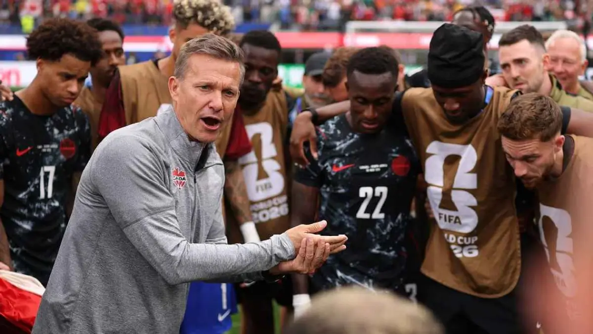 Pelatih Kanada, Jesse Marsch bersama para pemainnya setelah kemenangan atas Afrika Selatan yang memastikan tiket 16 besar Piala Dunia 2026.