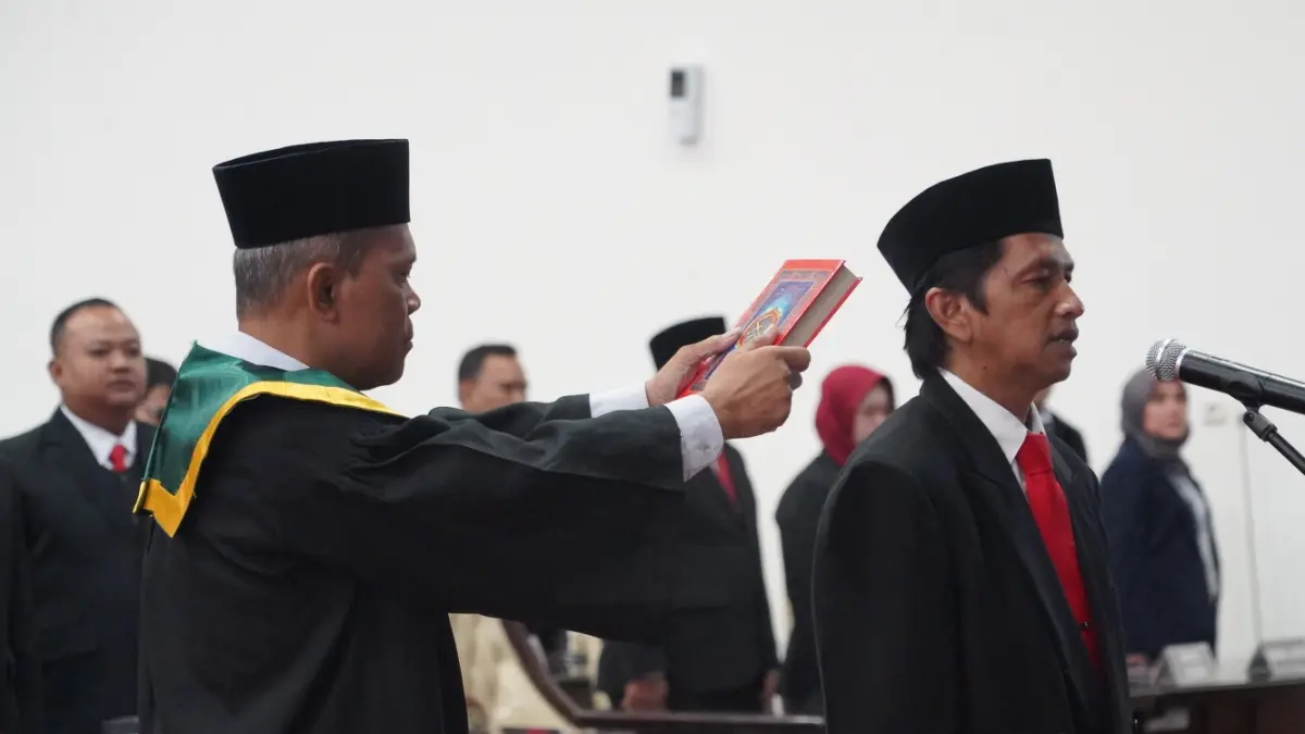 Prosesi pelantikan dan pengucapan sumpah dan janji Sugeng Wibawa sebagai Pengganti Antar Waktu (PAW) Anggota DPRD Kebumen masa jabatan 2024-2029. (Dokumentasi DPRD Kebumen)