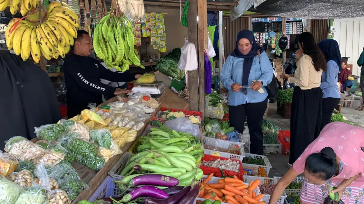 RAMAI: Pembeli mengunjungi lapak sayur milik Jalu di Pasar Wates. (ANOM BAGASKORO/RADAR JOGJA)