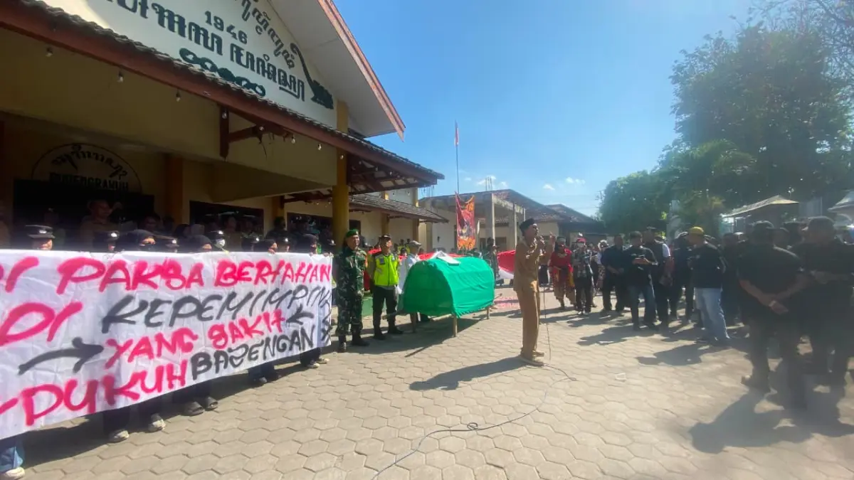 Ratusan warga sedang melakukan aksi unjuk rasa di depan kalurahan Pendowoharjo meminta Dukuh Banyon dicopot dari jabatannya - Cintia Yuliani/Radar Jogja