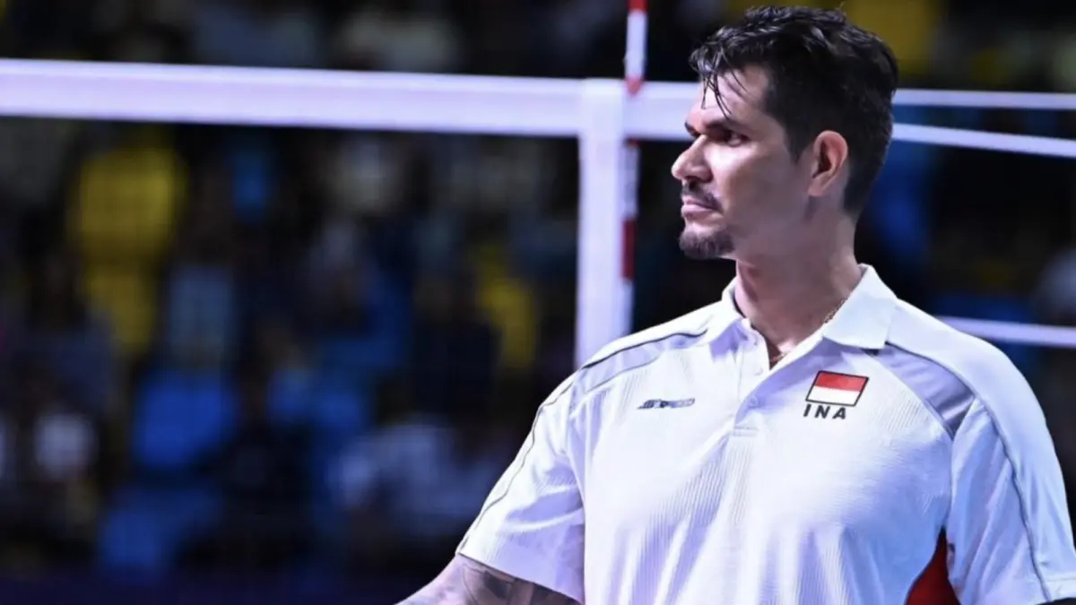 Reidel Toiran, pelatih caretaker asal Kuba yang sukses bawa Timnas Voli Putra Indonesia juara AVC Cup 2026. (Sumber: x.com/bayuariisandee)