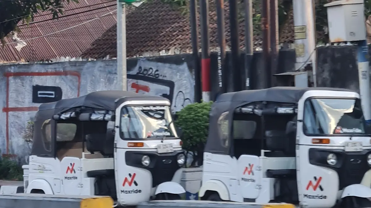 Sejumlah bajaj terlihat parkir di tepi jalan di Kota Magelang.

