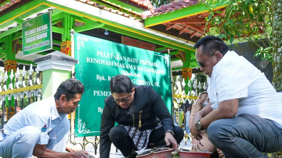 Wali Kota Magelang saat meletakkan batu pertama renovasi Makam Kiai Langgeng, Senin (29/6).