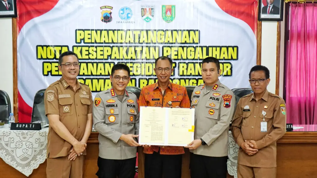 Bupati bersama Kapolresta Magelang dan Kapolres Magelang Kota saat menandatangani nota kesepakatan pengalihan pelayanan regident kendaraan bermotor di wilayah Kecamatan Bandongan, Selasa (30/6).