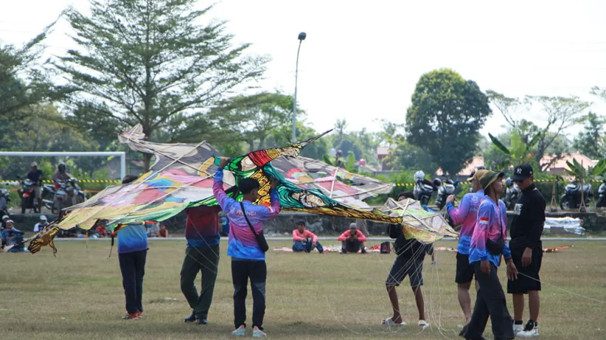 Ketua KORMI DIJ Kadarmanta Baskara Aji saat menaikkan layang-layang sebagai penanda dimulainya perlombaan Forda II DIJ 2026 Inorga Pelangi di Lapangan Kebon Agung, Imogiri, Bantul. Istimewa&nbsp;
