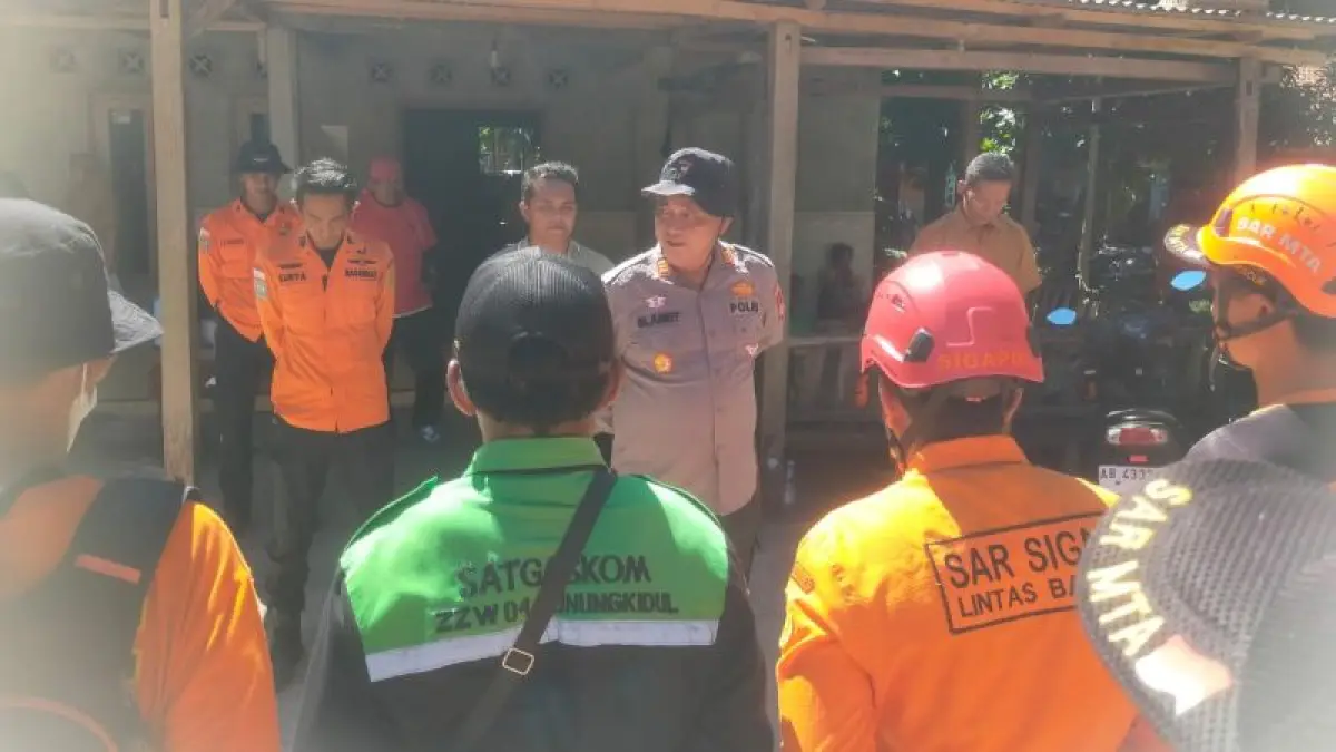OPERASI SELESAI: Kapolsek Paliyan sedang memimpin apel penutupan operasi pencarian pasca ditemukannya korban. (Dokumentasi Polsek Paliyan)