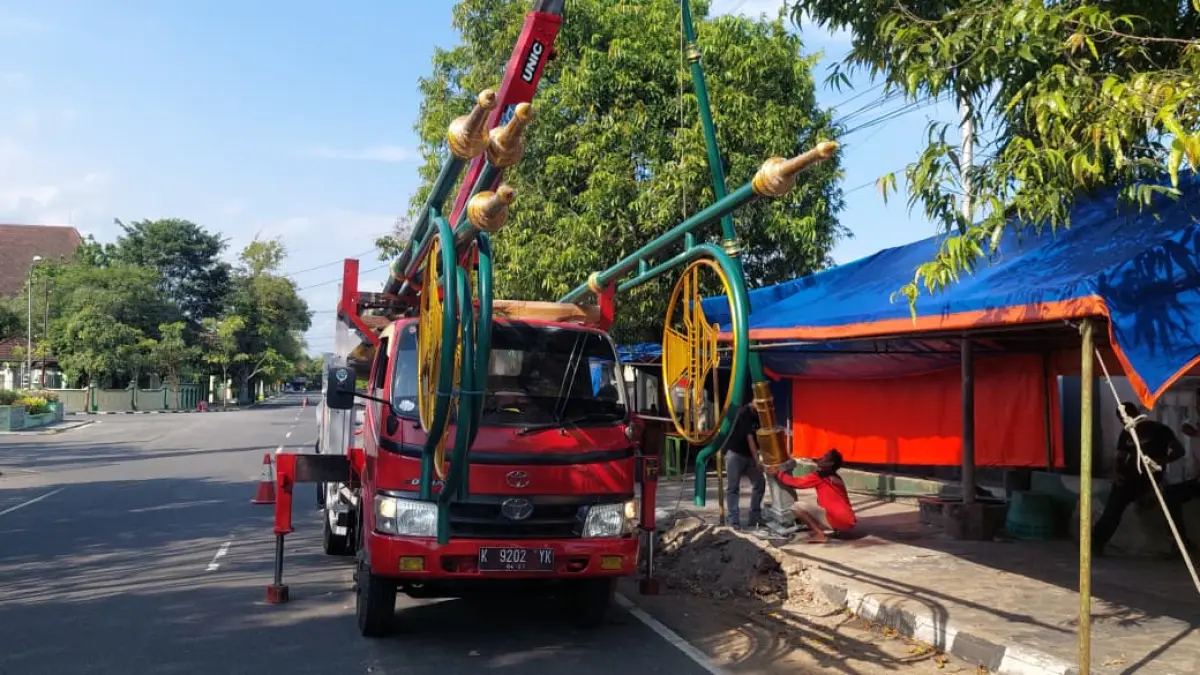 PASANG: Petugas memasang LPJU bermotif di sekitar Jalan Lingkar Alwa Juni 2025 lalu. (ANOM BAGASKORO/RADAR JOGJA)