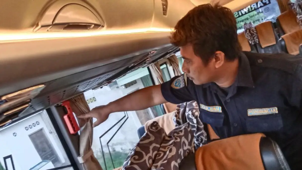 PENGECEKAN: Petugas Dishub Bantul sedang melakukan ramp check bus pariwisata untuk kegiatan outing class. (Dokumentasi Dishub Bantul)