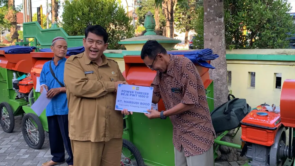 PENYERAHAN: Bupati Kulon Progo menyerahkan alat pertanian bantuan dari pemerintah pusat dan daerah. (ANOM BAGASKORO/RADAR JOGJA)