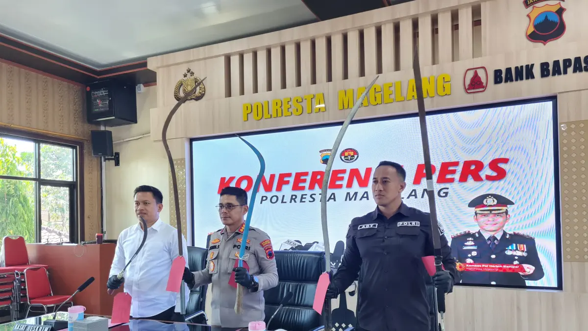 Polisi menunjukkan sejumlah barang bukti berupa sajam berbagai jenis dan ukuran yang digunakan untuk tawuran.