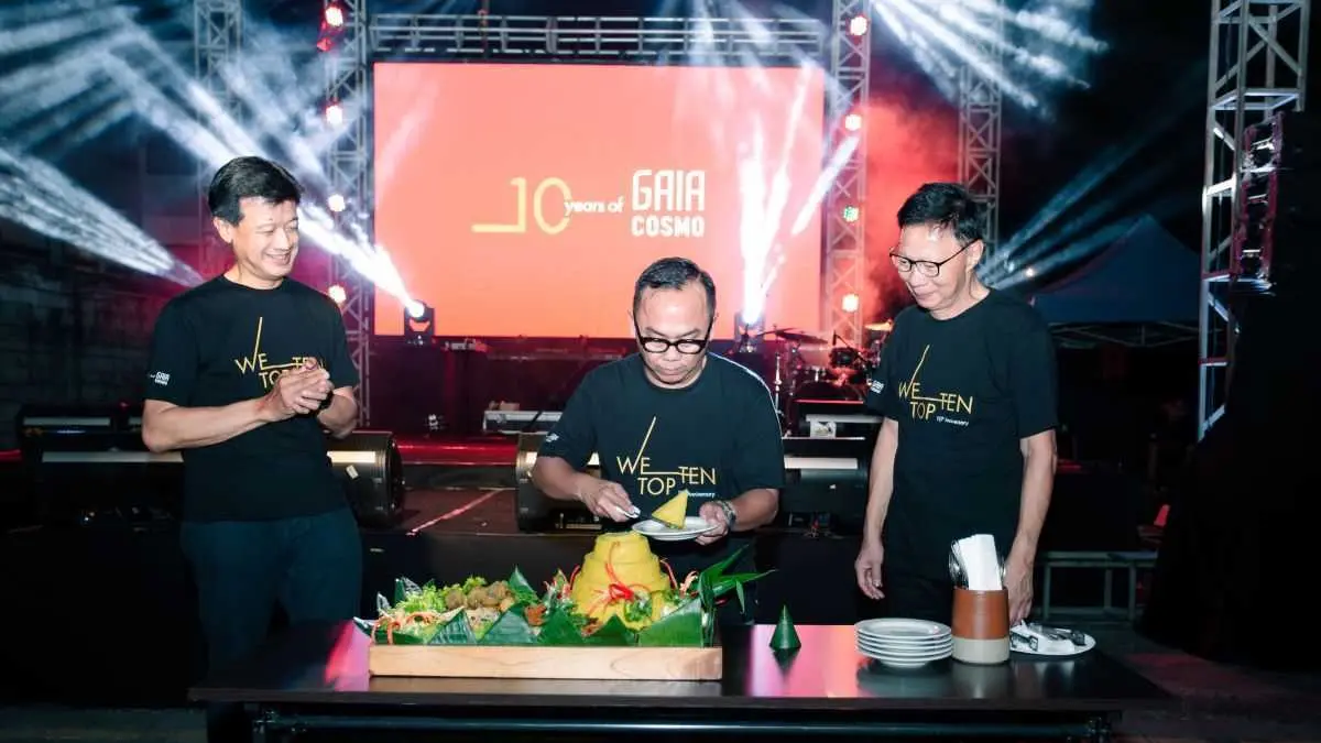 Potong tumpeng menandai perayaan perjalanan satu dekade GAIA Cosmo Hotel di Yogyakarta