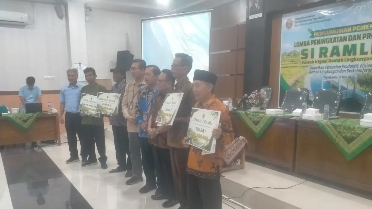 RAMAH LINGKUNGAN: Perwakilan KT Ngudi Mulyo Bokoharjo, Prambanan, Sleman (kanan) bersama para pemenang lomba Si Ramli 2026 di gedung DPKP DIY Selasa (30/6). (Istimewa)