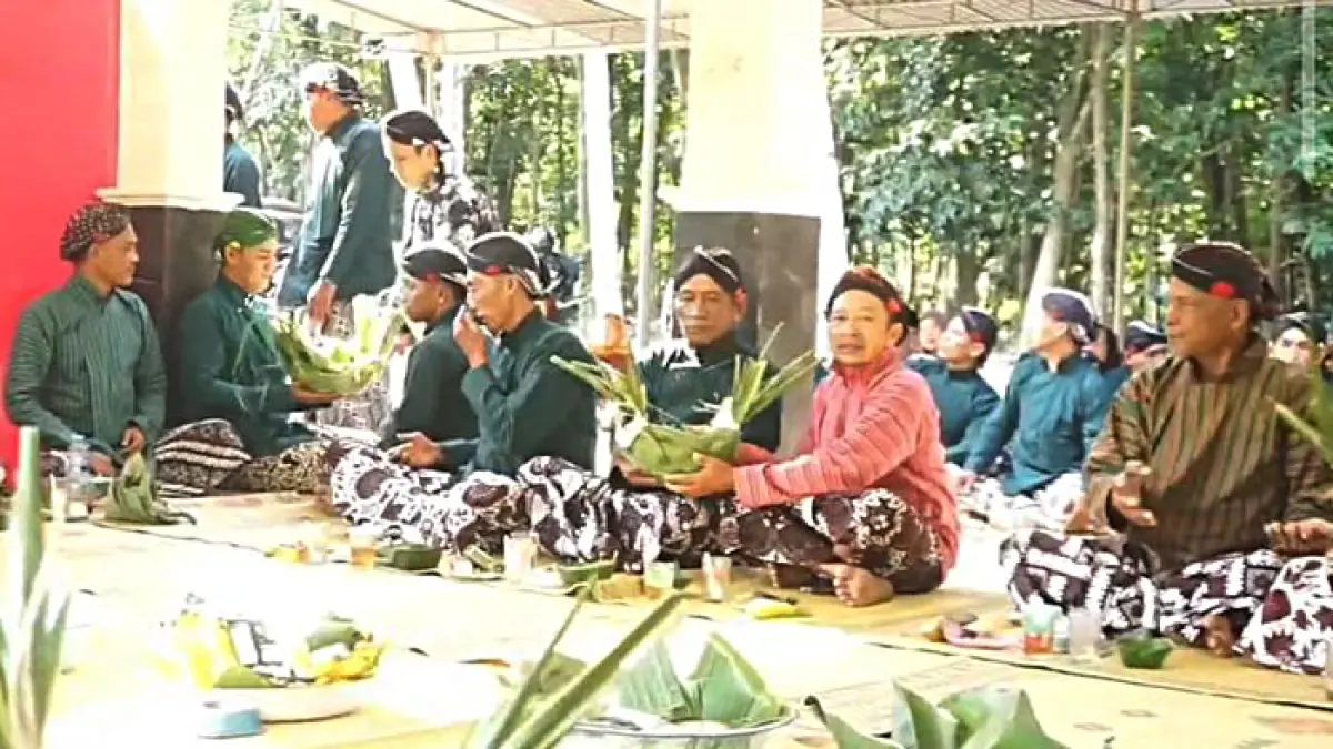 TURUN TEMURUN: Warga di Pajangan sedang melaksanakan Upacara Adat Sendang Ngembel. Upacara adat ini &nbsp;diusulkan sebagai WBTB. (Dok. Disbud Bantul)