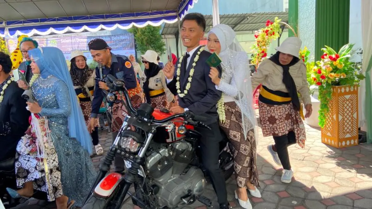 UNIK: Pengantin sedang melaksanakan ijab kabul di atas motor gede (moge) di halaman Kantor KUA Sewon Selasa (30/6). (Cintia&nbsp;Yuliani/Radar Jogja)