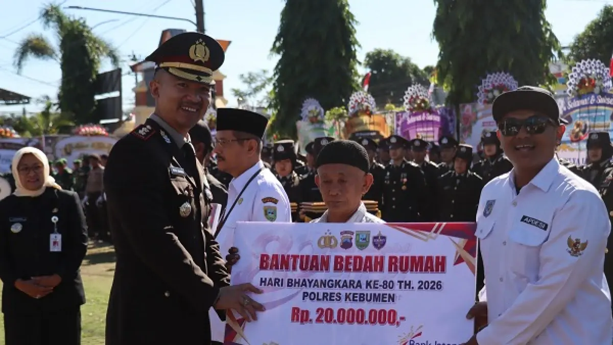 BANTU WARGA : Kapolres Kebumen AKBP I Putu Bagus Krisna Purnama menyerahkan secara simbolis bantuan bedah rumah kepada masyakat kurang mampu. (Dokumentasi Polres Kebumen)