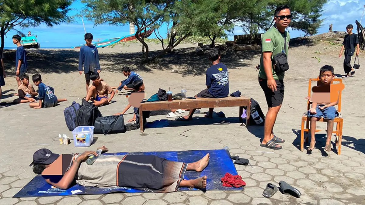 
FENOMENA TAHUNAN: Wisatawan sedang menyembuhkan tangannya yang terkena ubur-ubur di Pantai Parangtritis dengan menggunakan air hangat, kemarin (1/7). Cintia Yuliani/Radar Jogja
