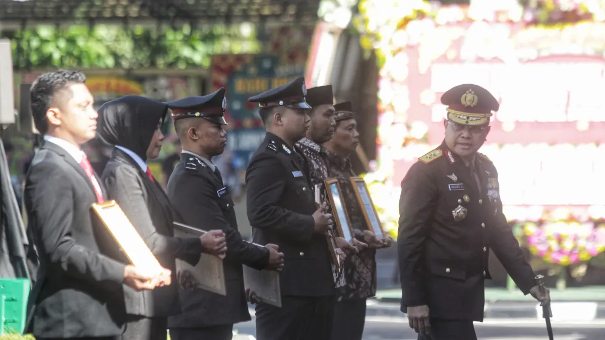 Kapolda DIJ Irjen Pol Anggoro Sukartono memimpin Upacara Peringatan Hari Bhayangkara ke-80 bertema "Polri untuk Masyarakat" di halaman Mapolda DIJ, kemarin (1/7). Foto: Guntur Aga Tirtana/Radar Jogja