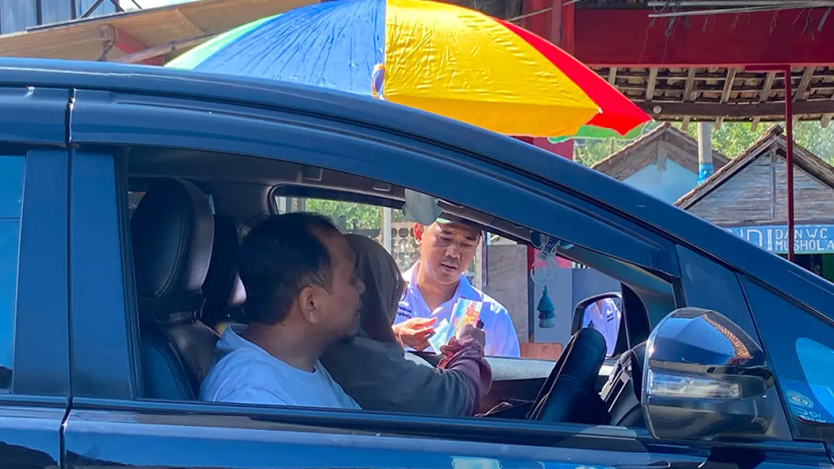 KEBIJAKAN BARU: Petugas TPR dari pemerintah kalurahan sedang menarik retribusi di Pantai Parangtritis, kemarin (1/7).&nbsp; Cintia Yuliani/Radar Jogja


