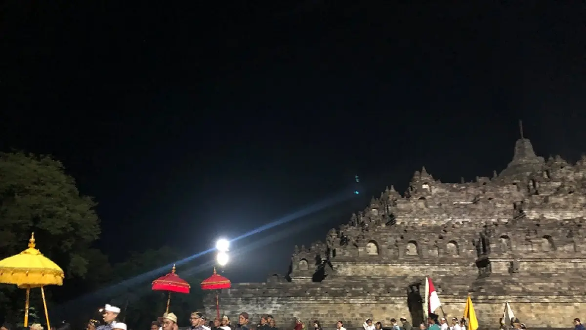 KHIDMAT: Warga dari berbagai daerah mengikuti Kirab Pusaka Nusantara mengelilingi Candi Borobudur, Selasa (30/6/2026) malam. Dok: Prokompim Kabupaten Magelang