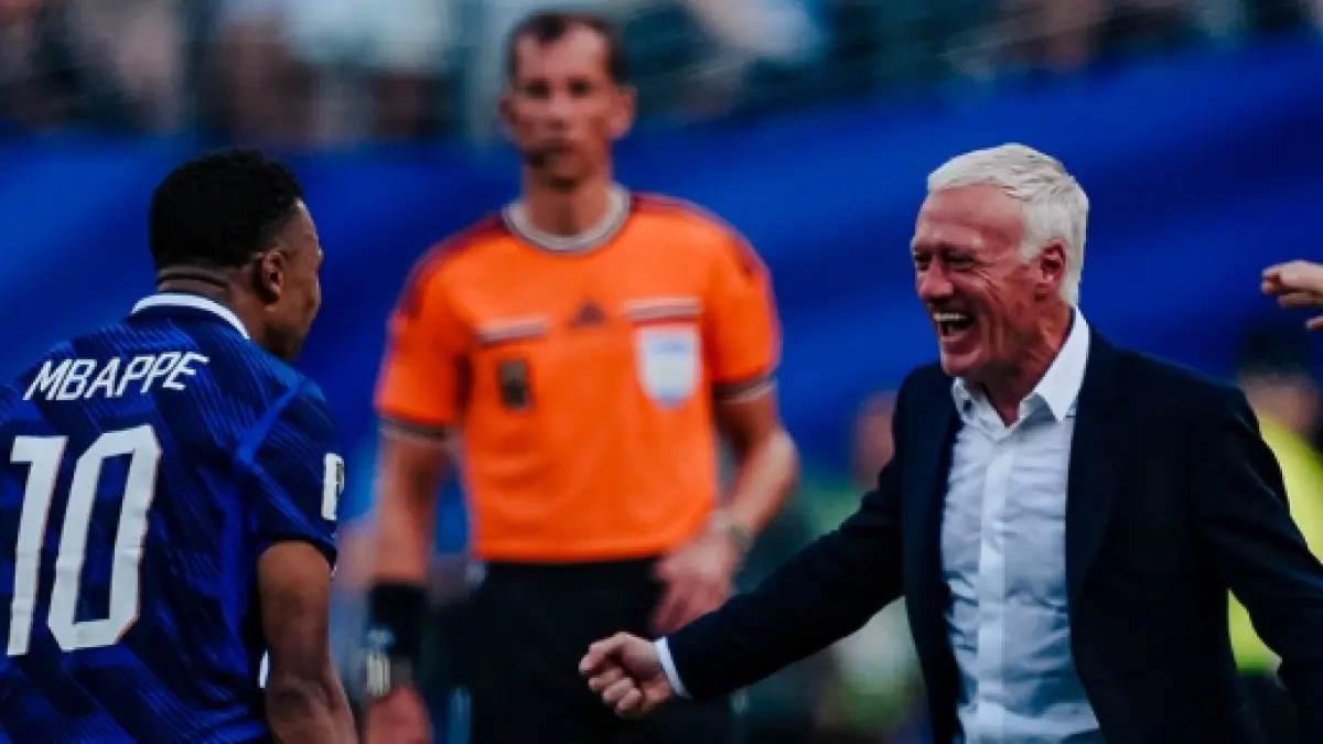 Kylian Mbappe rayakan gol ke gawang Swedia dalam kemenangan Prancis di babak 32 besar Piala Dunia 2026 bersama pelatih Didier Deschamps.