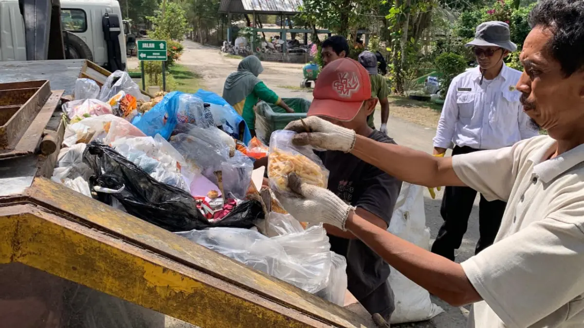 MEMILAH: Petugas TPA Banyuroto memilah sampah dari pasar tradisional yang masih tercampur. (ANOM BAGASKORO/RADAR JOGJA)