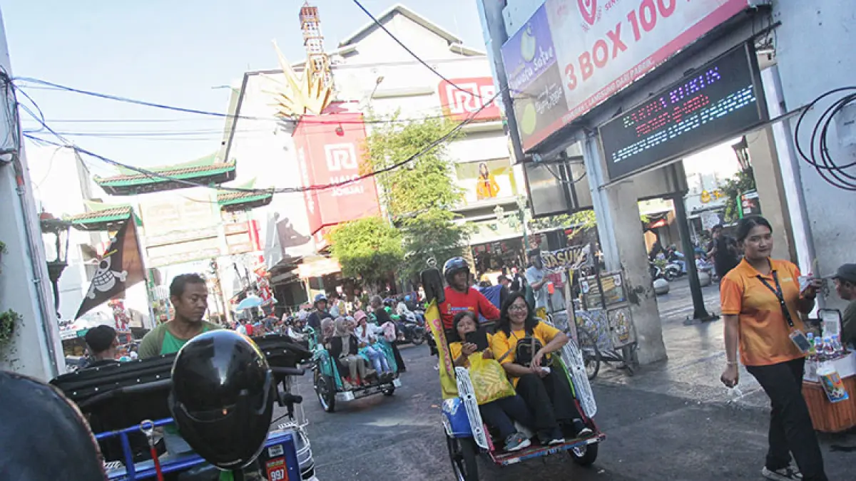 MENUJU FULL PESESTRIAN: Suasana Jalan Beskalan yang merupakan salah satu jalan sirip Malioboro, Jogja, kemarin (1/7). Pemprov DIY menyiapkan pemasangan portal sebagai bagian dari rekayasa lalu lintas. (Foto: Guntur Aga Tirtana/Radar Jogja )