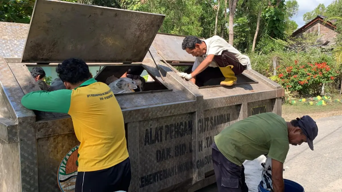 PANTAU KETAT: Petugas TPA Banyuroto melihat sampah organik yang masih tercampur dengan anorganik. (ANOM BAGASKORO/RADAR JOGJA)