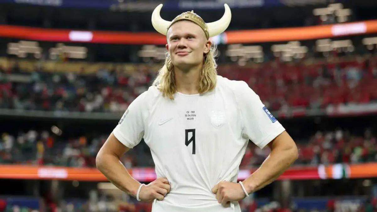 Penyerang Norwegia, Erling Haaland kenakan topi khas Viking dalam kemenangan atas Pantai Gading di babak 32 besar Piala Dunia 2026. (getty images)