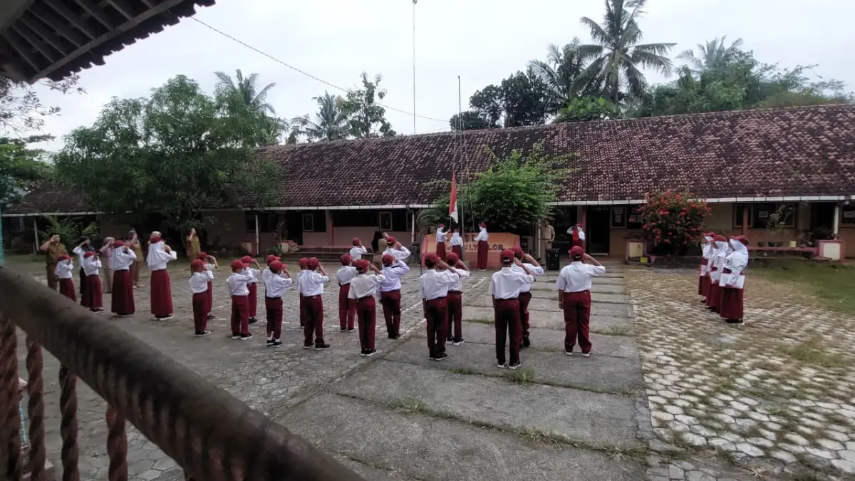 RAPI: Siswa jenjang SD berbaris rapi mengikuti upacara bendera mengenakan seragam lengkap. (ANOM BAGASKORO/RADAR JOGJA)