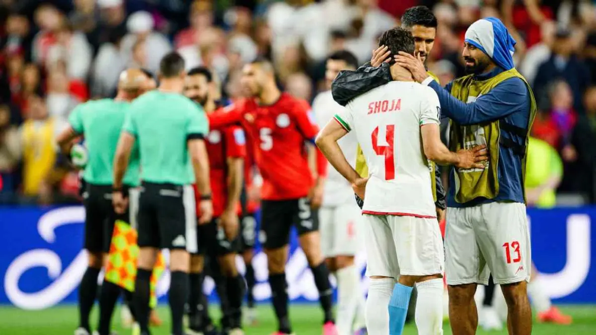 Raut kekecewaan para pemain Iran (jersey putih) setelah gagal mencapai babak gugur Piala Dunia 2026. (getty images)