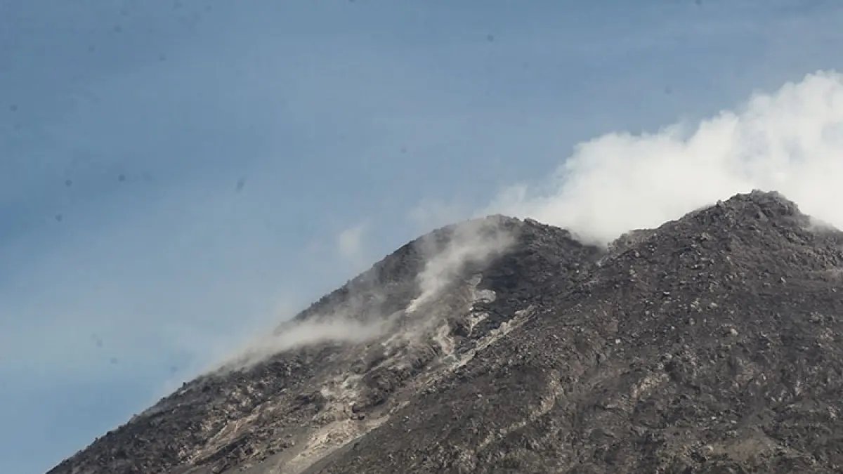 TETAP WASPADA: Masyarakat dan para pendaki perlu memahami dinamika aktivitas gunung saat ini. Merapi dalam fase erupsi efusif, justru berpotensi erupsi eksplosif. (Foto: Guntur Aga Tirtana/Radar Jogja)