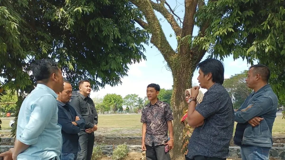 TINJAUAN : Rombongan Komisi D DPRD Kebumen melakukan inspeksi mendadak (sidak) pada proyek pembangunan Lapangan Manunggal Gombong, Rabu marin (1/7/2026). (M Hafied/Radar Jogja)