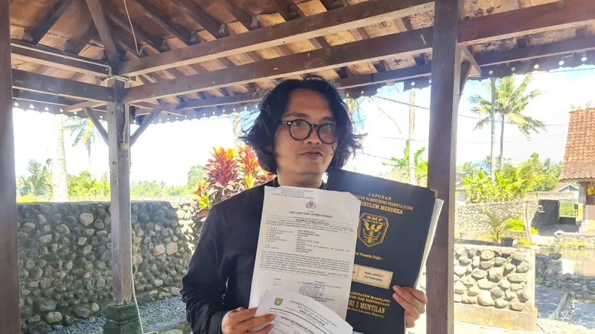 TUNJUKKAN BUKTI: Kakak tertua KJP menunjukkan ijazah dan surat laporan kepolisian. NAILA NIHAYAH/RADAR JOGJA

&nbsp;