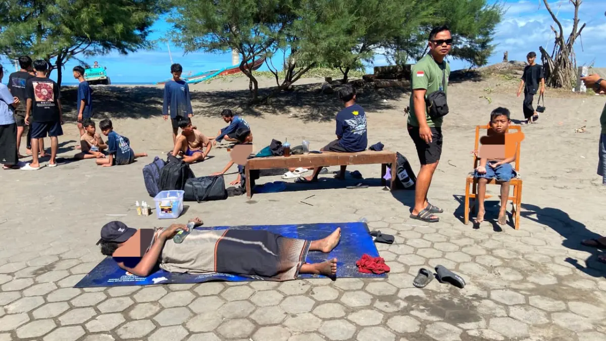 Wisatawan sedang menyembuhkan tangannya yang terkena ubur-ubur di Pantai Parangtritis menggunakan air hangat - Cintia Yuliani/Radar Jogja