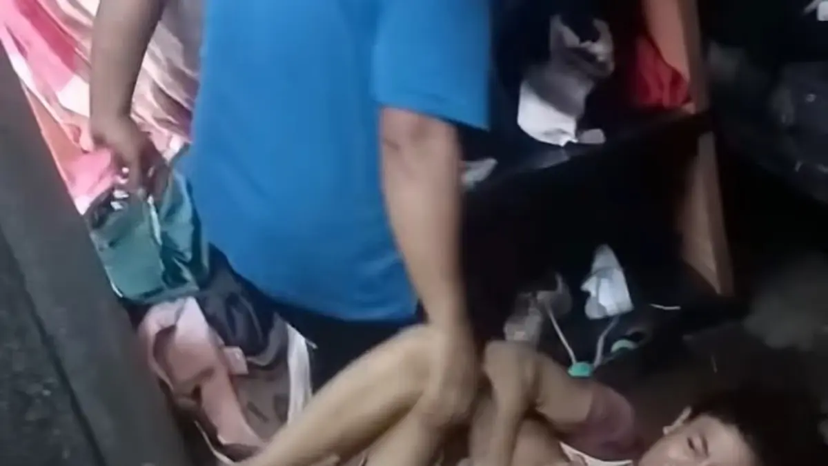 Anak laki-laki sedang menjadi tameng untuk ibu dan adiknya (threads/berandaviral.id)