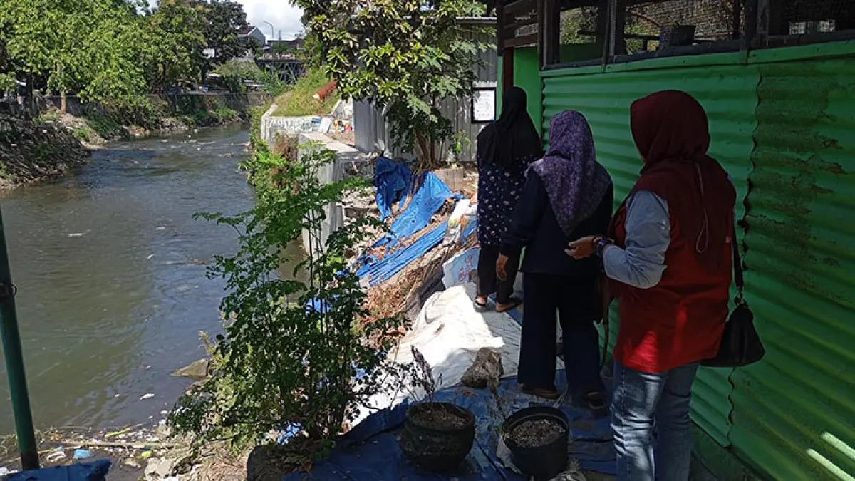&nbsp;BERBAHAYA: Sejumlah warga RW 07 Kelurahan Patangpuluhan, Kemantren Wirobrajan, Kota Jogja menunjukkan lokasi talut ambrol di bantaran Sungai Winongo, Rabu (1/7). IWAN NURWANTO/RADAR JOGJA
