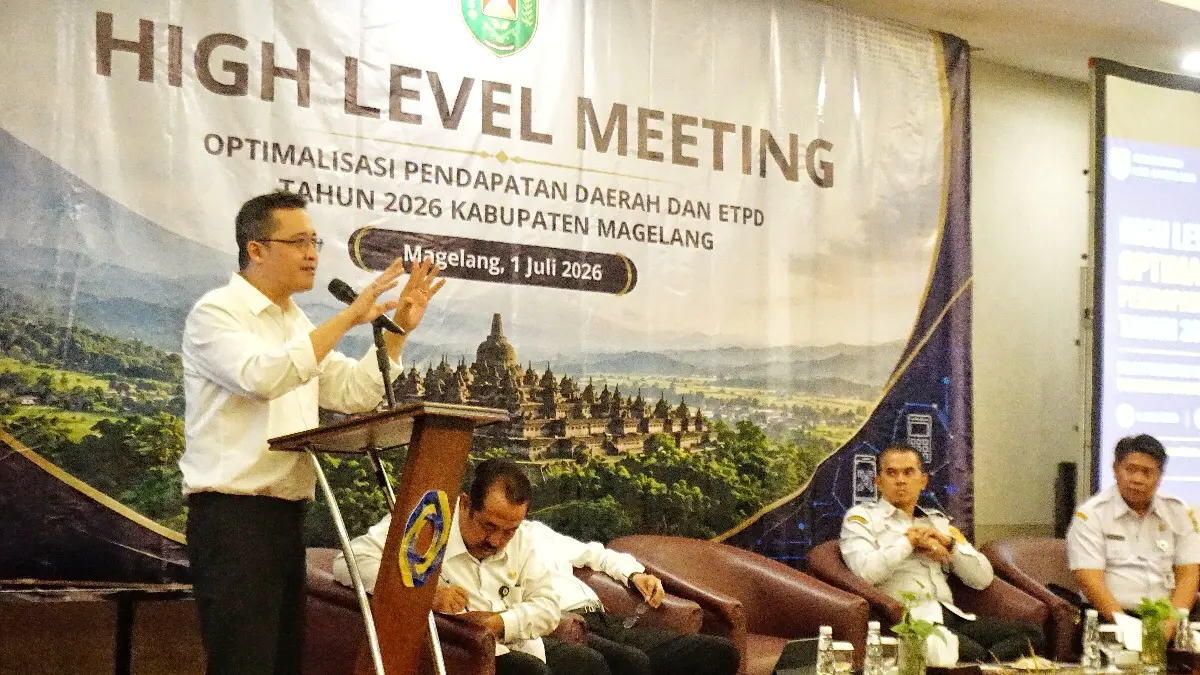 Bupati Magelang memberikan arahan pada kegiatan High Level Meeting Optimalisasi PAD Tahun 2026.

&nbsp;