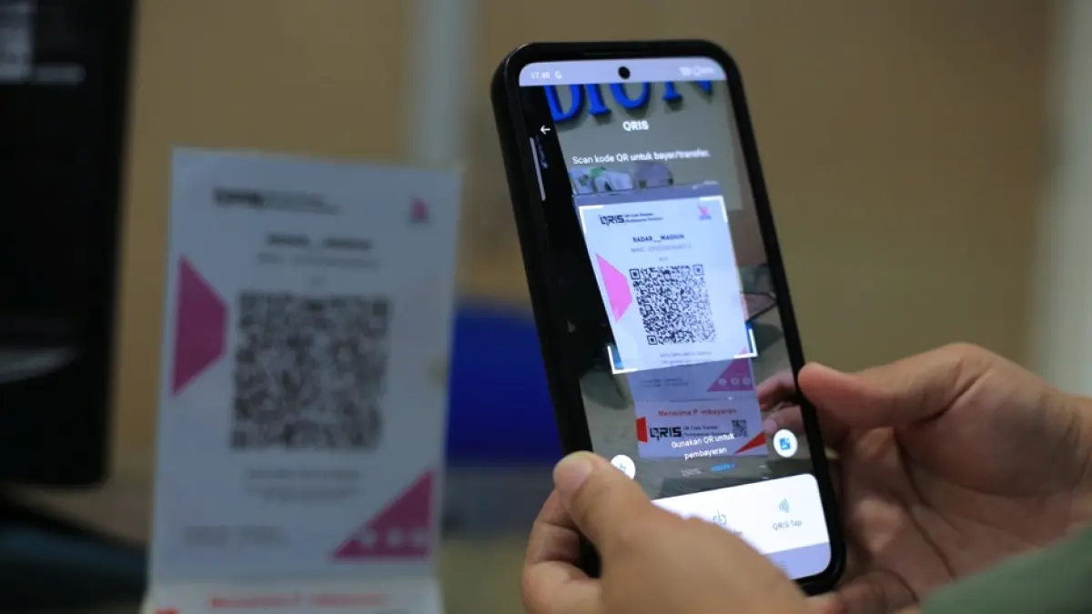 Kode QR untuk pembayaran transaksi nontunai. (Radar Madiun)