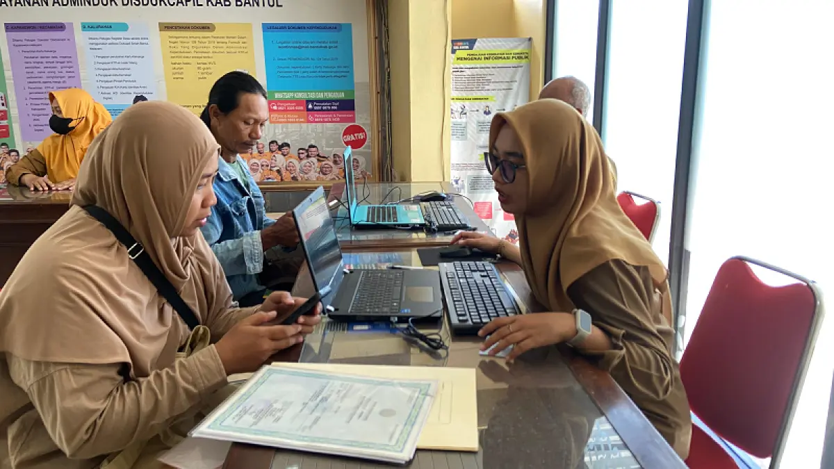 MENGURUS DOKUMEN: Warga Bantul sedang mengurus dokumen kependudukan di Disdukcapil Bantul. (Cintia Yuliani/Radar Jogja)
