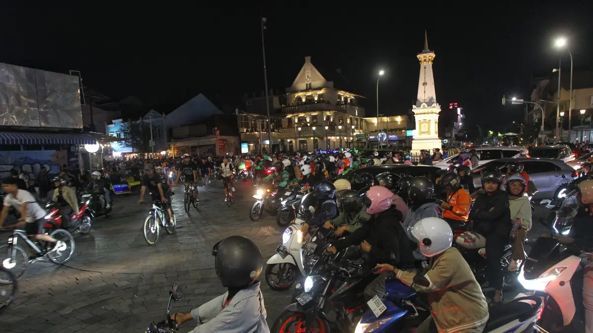 Pengendara motor berhenti sejenak menunggu rombongan pesepeda lewat saat gelaran Jogja Last Friday Ride (JLFR). (Guntur Aga Tirtana/Radar Jogja)