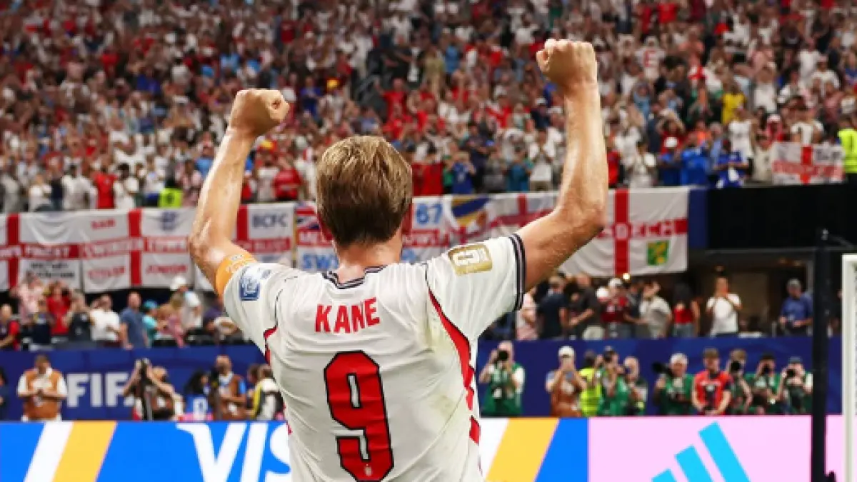 Penyerang Inggris, Harry Kane rayakan kelolosan tim ke babak 16 besar bersama suporter.
