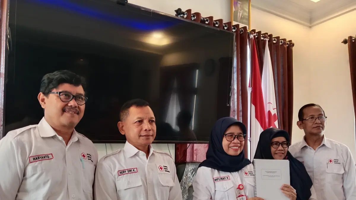 SEREMONIAL: Personel PMI Sleman menunjukkan capaian hasil audit. Delima Purnamasari/Radar Jogja


&nbsp;