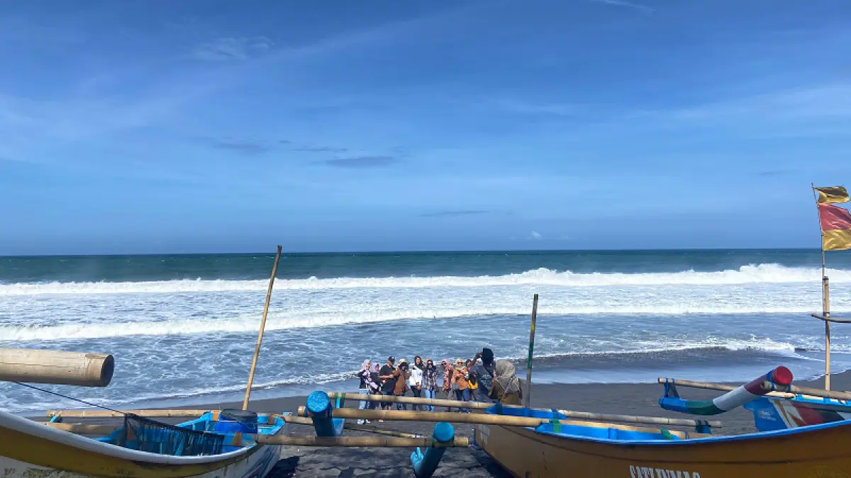 TERLIHAT BERDAMPAK: Wisatawan sedang menikmati suasana di Pantai Baru, Kamis (2/7/2026).  Hari pertama penerapan penurunan retribusi masuk pantai mendongkrak kunjungan wisatawan. (Cintia Yuliani/Radar Jogja)
