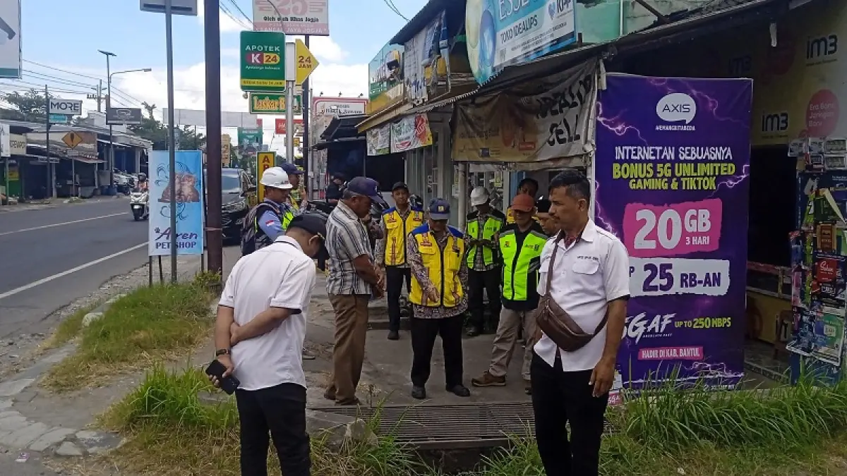 TURUN LAPANGAN: Komisi C DPRD DIY dan jajarannya meninjau saluran irigasi serta drainase di Srimulyo yang mengalami kerusakan. (Dokumentasi Kalurahan Srimulyo)
