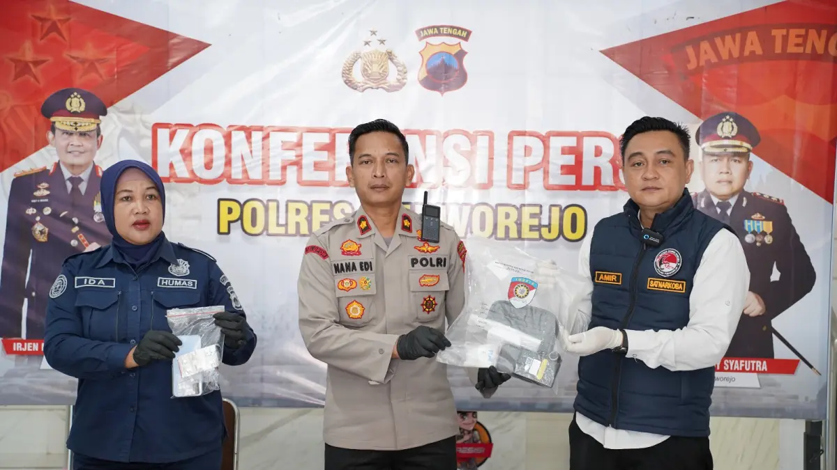 Wakapolres Purworejo Kompol Nana Edi Sugito didampingi pejabat polres menunjukkan barang bukti kasus narkoba yang menjerat HF, 36, pria asal Sleman, Yogyakata. (M Hafied/Radar Jogja)