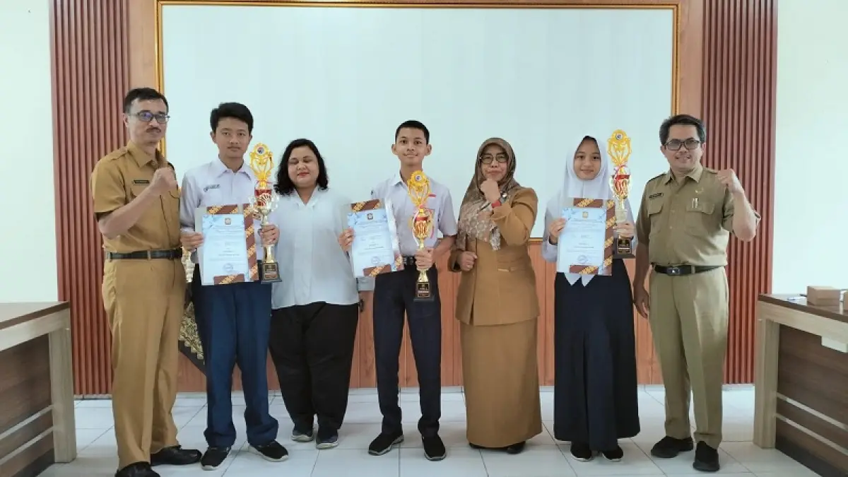 BANGGA: Siswa SMPN 2 Pengasih menerima penghargaan juara 2 OSN bidang IPA. Dokumentasi SMPN 2 Pengasih
